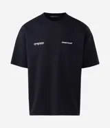 Remera de corte oversized color bordó, con cuello redondo y manga corta. Presenta un estampado en la espalda con lettering manuscrito que incluye las ciudades Paris, Tokyo y New York, junto con detalles tipográficos adicionales.