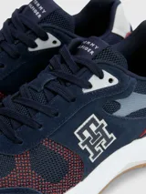 Zapatillas Tommy Hilfiger Modern Prep de running, color azul marino con detalles en rojo y blanco. Confeccionadas en gamuza y malla, con logo TH en el lateral.