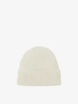 Gorro tipo beanie de punto acanalado en color blanco, con dobladillo y etiqueta rectangular con logo de la marca en el frente.