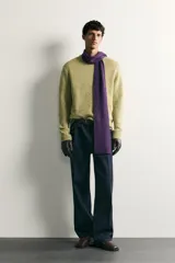 Jersey relaxed fit tejido en hilatura de algodón de color verde, con cuello redondo, manga larga y acabados en rib.