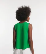 Blusa musculosa verde de crepé con escote redondo y corte holgado.