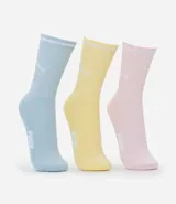 Pack de tres pares de medias deportivas Puma de caña larga, confeccionadas en algodón. Los colores son celeste, amarillo y rosado pálido, cada par con un logo Puma en el lateral y una franja más clara en el borde superior.