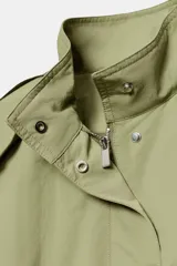 Cazadora ZARA Woman Collection color verde militar, con cuello alto, manga larga y bolsillos frontales. Cuenta con detalles de vivos a contraste en los hombros, bajo elástico asimétrico y cierre frontal oculto con cremallera y botones.