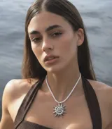 Collar con cordón tipo sailor blanco y dije de sol en acero quirúrgico plateado.