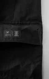 Bermuda cargo negra con bolsillos laterales con solapa y trabillas para cinturón.