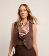 Pañuelo rectangular de satén con estampado animal print de serpiente.