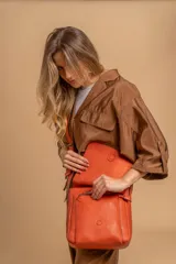 Bandolera de diseño simple con tapa frontal, confeccionada en material símil cuero. Cuenta con correa ajustable, división interna y bolsillos internos para mayor organización.