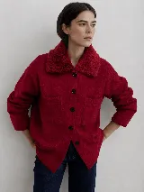 Camisa de paño color rojo, confeccionada en lana, con cuello de textura afelpada, cierre frontal con botones y bolsillos frontales tipo parche.