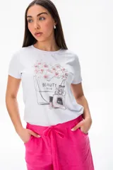 Remera blanca de algodón y elastano con cuello redondo y mangas cortas. Estampado frontal con diseño de flores, frasco de perfume y esmalte de uñas.