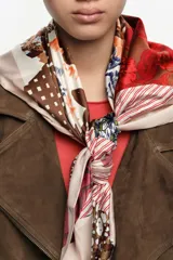 Pañuelo cuadrado de diseño patchwork con diversos estampados florales, de lunares, rayas y cuadros en una paleta multicolor.