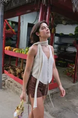 Bufanda larga y delgada de tejido fino, color negro, con flecos en los extremos.