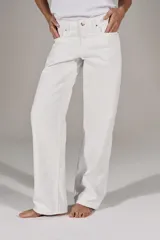 Jeans Z1975 de tiro bajo y pernera recta, con diseño de cinco bolsillos y cierre frontal con cremallera y botón, en tono azul desgastado.