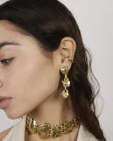 Aros colgantes de diseño orgánico con textura irregular, compuestos por tres piezas eslabonadas en acabado dorado. Incluye un earcuff a juego de diseño minimalista.