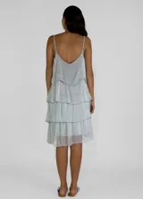 Vestido corto gris con breteles finos y volados en capas.