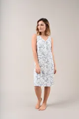 Camisón blanco con estampado de hojas azules, sin mangas y con botones en el escote.