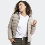 Campera puffer Reef de color beige, con diseño acolchado, cierre frontal completo, capucha desmontable y logo de la marca en el pecho.