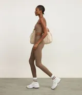 Legging deportiva de tiro alto confeccionada en microfibra acanalada, con diseño ajustado y elástico que se adapta al cuerpo.