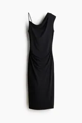 Vestido midi negro confeccionado en punto de crepé, de corte ajustado con escote asimétrico, un bretel fino y un hombro drapeado. Presenta frunces laterales que generan un efecto drapeado en la cintura y largo hasta la rodilla.