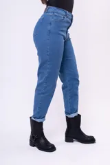 Pantalón tipo mom fit de denim rígido en lavado oscuro, con tiro alto, cierre frontal con botón y bolsillos laterales y traseros.