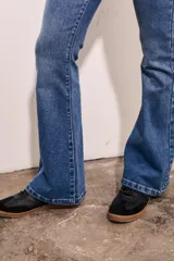 Pantalón de jean azul de tiro medio y corte flare.