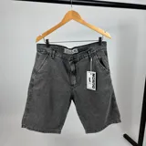 Bermuda de jean de corte recto, color gris oscuro lavado.