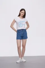 Short de jean de tiro alto, con corte recto y diseño liso en color azul clásico con costuras en contraste.