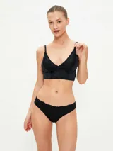 Vedetina de encaje negro con cintura elástica.