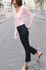 Jeans de tiro alto y corte mini flare en color azul oscuro, con diseño tobillero, bolsillos de plastrón delanteros y costuras en contraste.
