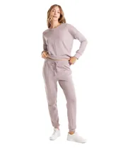 Conjunto de dos piezas compuesto por un buzo de cuello redondo con pespunte central y un pantalón tipo jogger con cintura elástica, lazo de ajuste y pespunte en las piernas. Confeccionado en tejido de tacto suave.