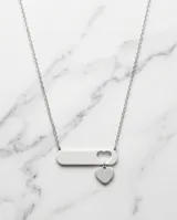 Collar de acero con cadena fina y dije compuesto por una barrita horizontal y un pequeño corazón colgante.