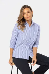 Camisa celeste y blanca a rayas verticales, de corte holgado y manga 3/4.