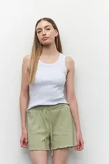 Short de pijama verde claro con textura acanalada, cintura elástica y cordón ajustable.