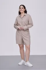 Short color visón de tiro alto, corte recto y largo hasta la rodilla.