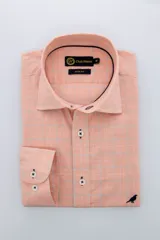 Camisa de vestir color salmón con diseño a cuadros grises, corte slim fit y cuello italiano.