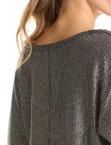 Blusa de tejido acanalado con acabado metalizado, escote en V y mangas tres cuartos estilo japonés. Presenta un diseño holgado con costura central en la espalda y ruedo curvo.