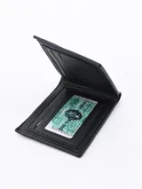 Billetera plegable de hombre, color marrón claro con secciones en verde oliva y gris oscuro. Presenta costuras visibles en los bordes.