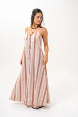 Vestido largo a rayas verticales en tonos rosados, marrones y blancos, con tirantes finos y escote en V.