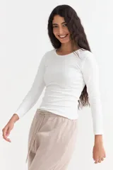 Pantalón jogger de felpa color marrón, con cintura elástica ajustable mediante cordón, bolsillos laterales y puños elásticos en los tobillos.