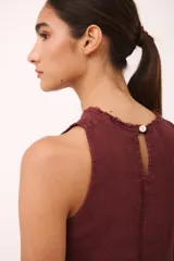 Vestido corto color borgoña de lino italiano, con cuello redondo y corte musculosa. Presenta detalle desflecado en cuello y ruedo.