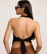 Pantalón wide leg de estilo sastre color marrón, con cintura elástica, lazo ajustable y pliegues frontales. Presenta un corte recto y fluido.