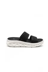 Sandalia de goma color negro con dos tiras anchas con diseño calado y plataforma blanca con detalles geométricos.