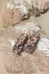Sandalias con plataforma y estampado animal print.