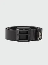 Cinturón de cuero negro con hebilla metálica rectangular en acabado mate y detalle de textura en el perno. Incluye una presilla metálica con el logo de la marca.