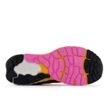 Championes de running New Balance 880, color azul marino con detalles en amarillo, naranja y rosado.