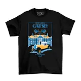 Remera negra de algodón con estampa frontal inspirada en la novela El Gran Gatsby, que incluye el título, los icónicos ojos, la mansión y un auto clásico amarillo.