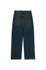 Pantalón de jean azul oscuro de corte amplio, con tiro alto y diseño clásico de cinco bolsillos.