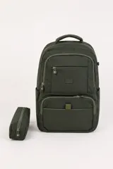 Mochila verde militar de poliéster, con múltiples compartimentos con cierre, bolsillos frontales, asa superior y tiras ajustables. Incluye una cartuchera en combo.