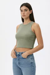 Musculosa de algodón con elastano, de corte ajustado al cuerpo, cuello redondo y diseño sin mangas.