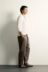 Pantalón relaxed fit de lino color negro, con cintura elástica ajustable con cordón y bolsillos frontales.
