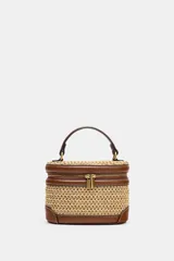 Bolso tipo vanity combinado en rafia y efecto cuero marrón, con cuerpo de tejido trenzado, detalles de pespuntes, asa de mano superior y cierre de cremallera.